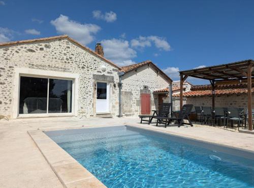 Maison Familiale avec Piscine Privée et Grand Jardin - FR-1-653-266