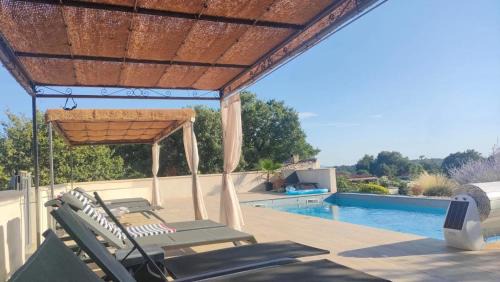 Maison familiale spacieuse avec piscine à Vagnas