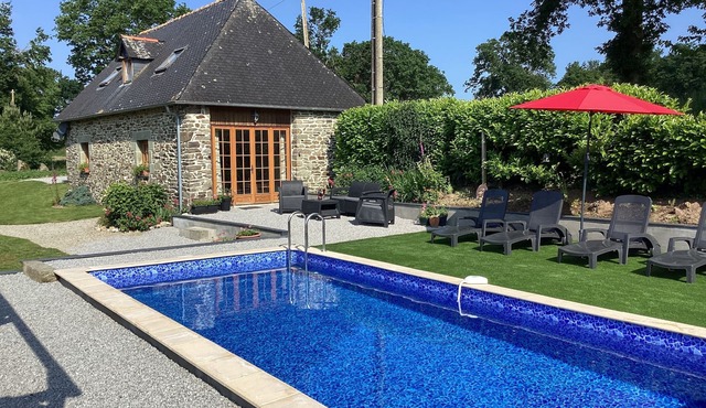 Maison Fleurie, 2 bedroom cottage with heated private swimming pool and WIFI