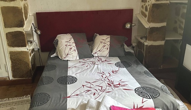 Maison fleuri/river vacations/a room in a big house