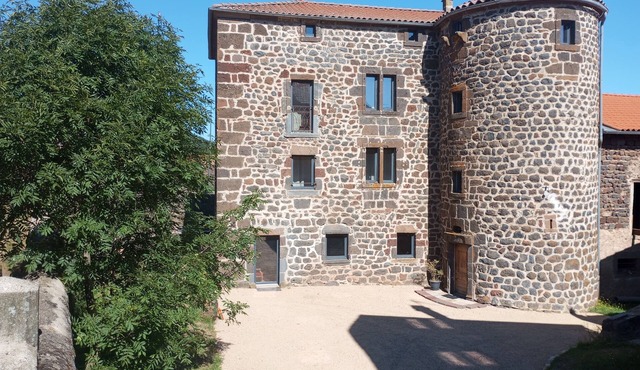 Maison Forte du XVI -ème Siècle Entre les Gorges de la Loire et Allier