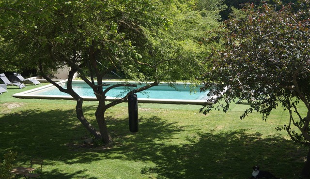 Maison en Campagne Avec Piscine, Terrain Arboré de 3000 m² à 5 km de D'avignon