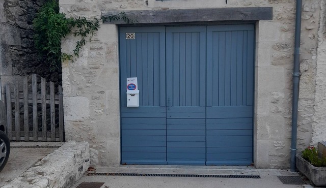 Maison en Pierre au Centre du Village