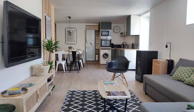 Maison de Village Avec Terrasse de Plein Pied, sur le Gr60 à 500m de la Rivière