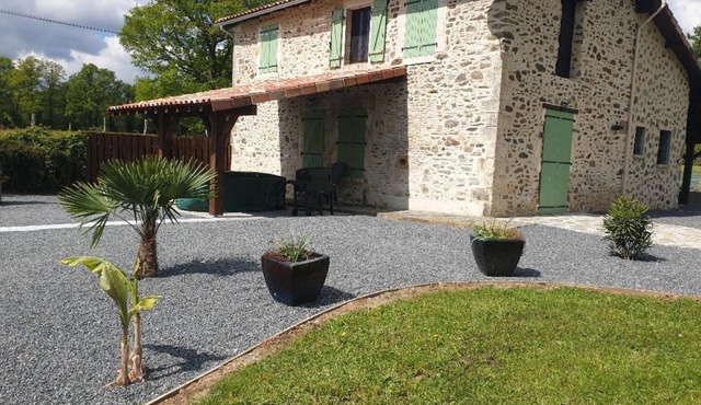 Maison Renove et Independante a Bord du lac Avec Jardin et Piscine Prive