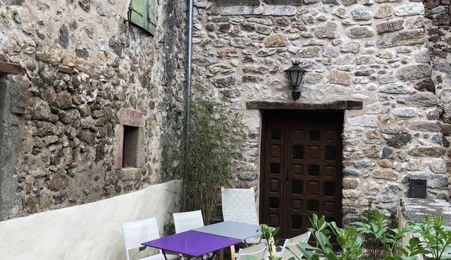 Maison Familiale en Pierre, Avec sa Terrasse, au Coeur des Remparts
