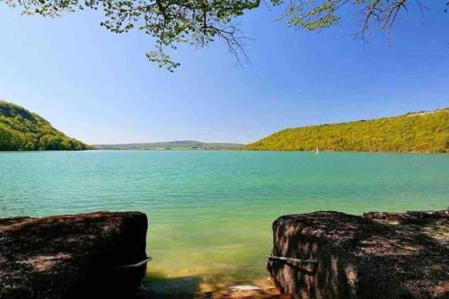 Maison/Gîte familial dans le Jura à 200m du lac avec piscine privée