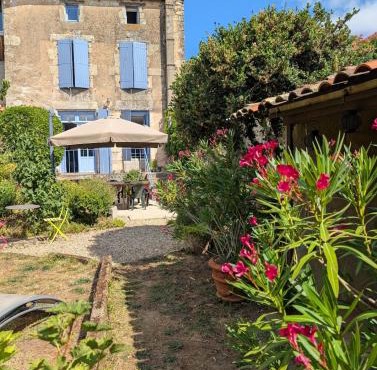 Maison Galice à Lusignan village médiéval - Base loisir gratuite- 30 min Futuroscope