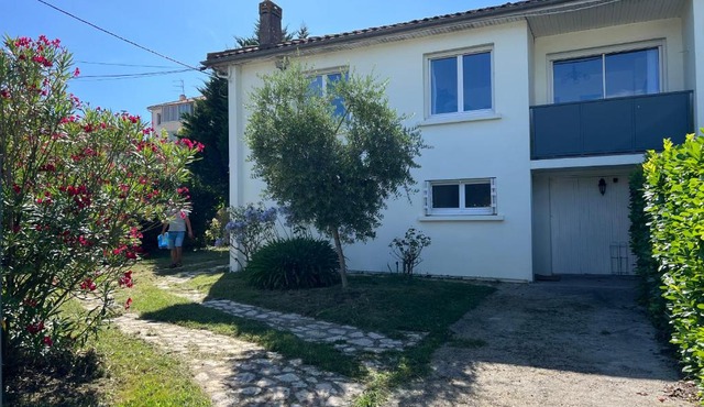 Maison indépendante avec 6 chambres proche du tram A