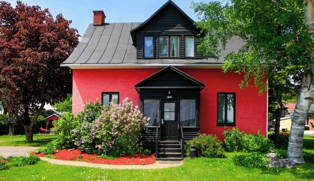 Maison Jean: at the beach on the St. Lawrence River