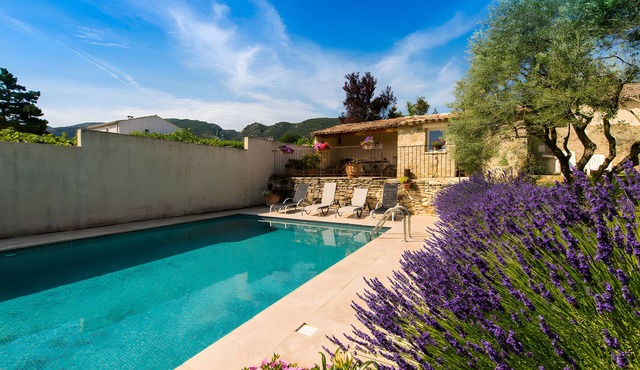Maison l'Oustalette de Mau-bé with Pool in the Luberon