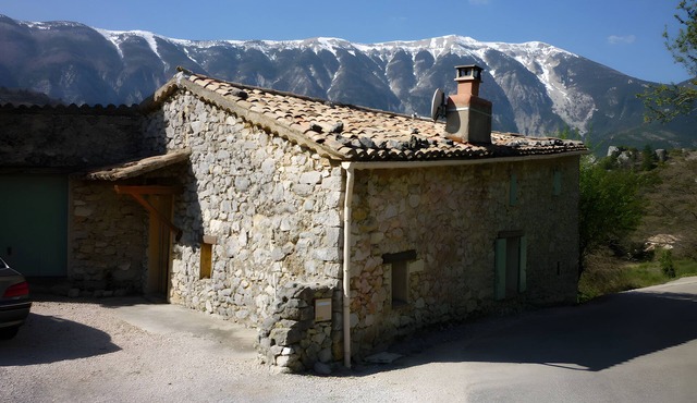 Maison la Joubarbe – Stone House for 5 with Stunning Mont Ventoux View