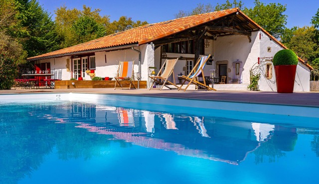 Maison Landaise Dans son Écrin de Verdure