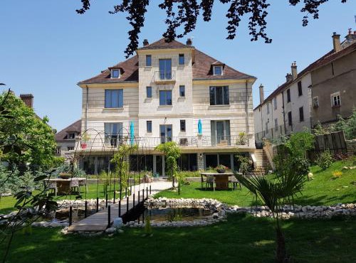 Maison Les Étoiles chambres d'hôtes de charme avec jardin paisible et petit déjeuner à Tonnerre