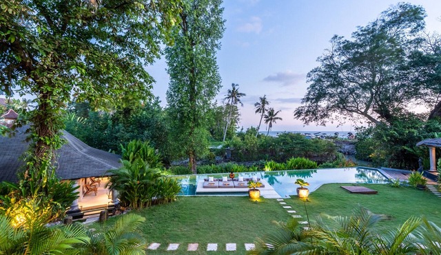 Maison Matisse - 5BR Seseh Beachfront Villa