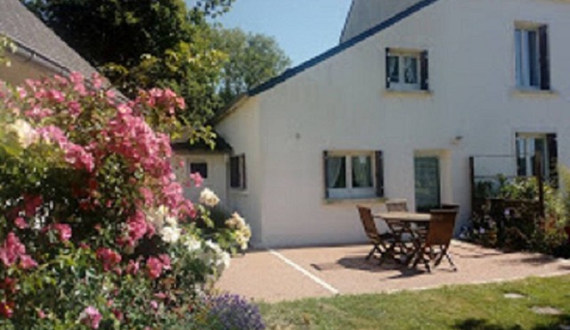 Maison Mitoyenne, Entrée Indépendante, Dans un Grand Jardin,