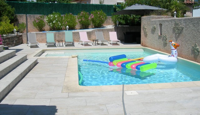 Maison Moderne Avec Piscine Privée Chauffée, et Proche Commerces