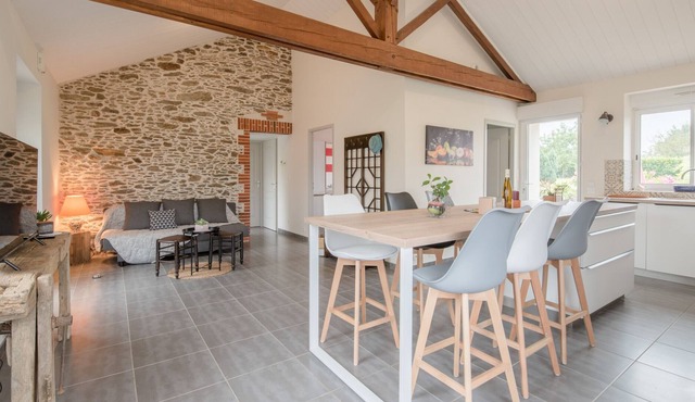 Maison moderne avec terrasse et grand jardin