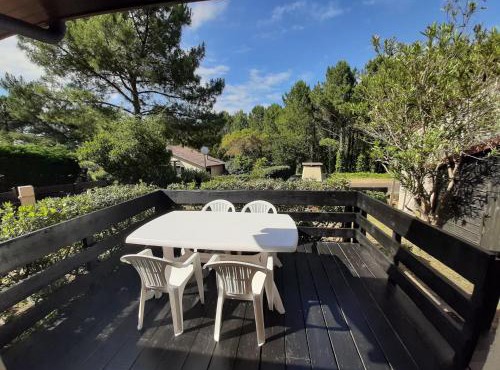 Maison moderne entre forêt et océan, avec jardin et terrasse. - FR-1-239-425