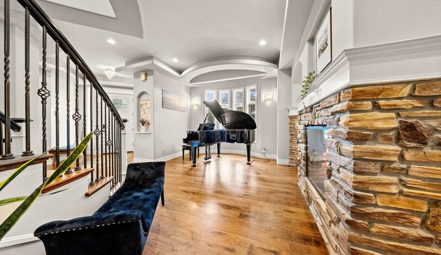 Maison Monroe. Entertainment basement/theater/gym
