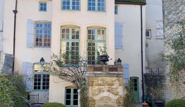 Maison Monument Historique et son Jardin de Buis Taillés