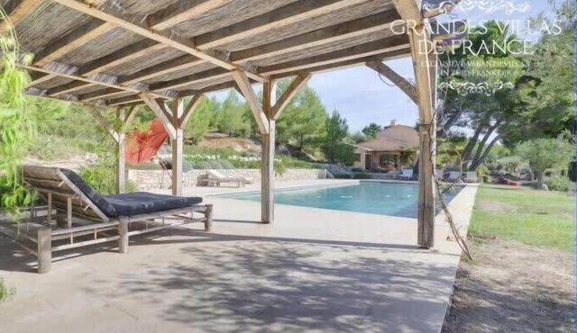 Maison Noble Summary: