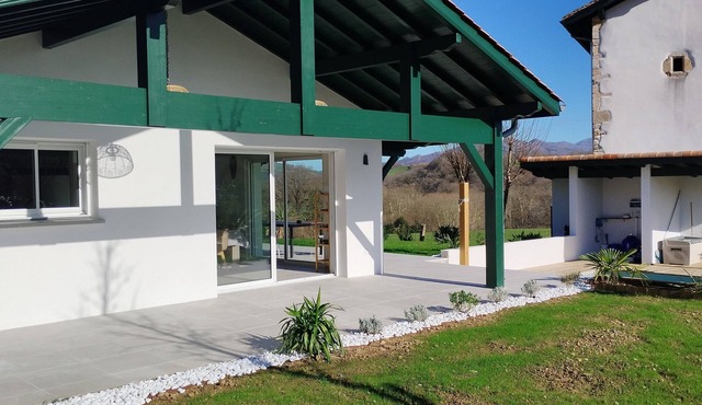 Maison Neuve Avec Piscine, Dans Très Beau Village de Sare et Quartier Classé