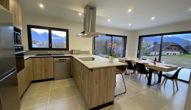 Maison Neuve Entre Lacs et Montagne, Idéal Pour Découvrir le Pays Savoyard !