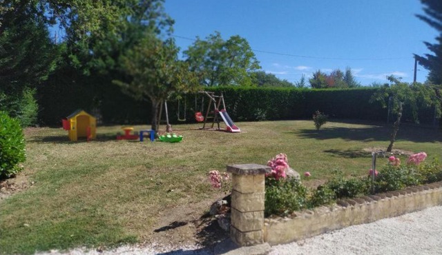 Maison périgourdine spacieuse avec piscine