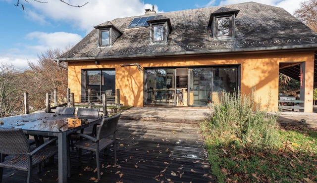 Maison Paul, on the Hill in the Pyrenees with Mountain View, Private Terrace and Wi-Fi