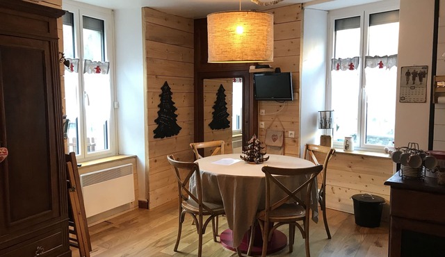 Maison Perce Neige garden apartment, Wifi, Cure tariff.