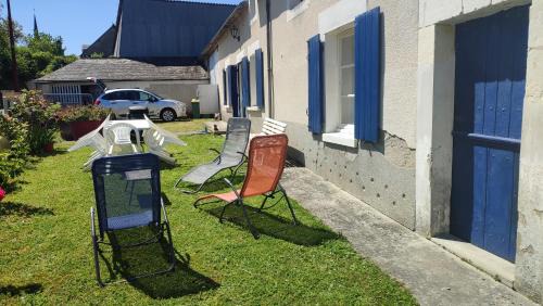 Maison plain pied, 2 chambres, longère typique , fraiche, dans bourg avec tous commerces