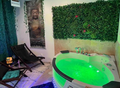 Maison Prestige Le Donjon des Plaisirs Jacuzzi