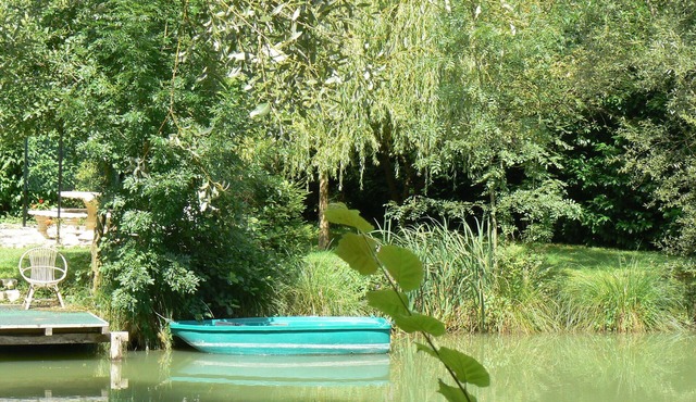 maison privée sur le bord de l'étang privé de la propriété