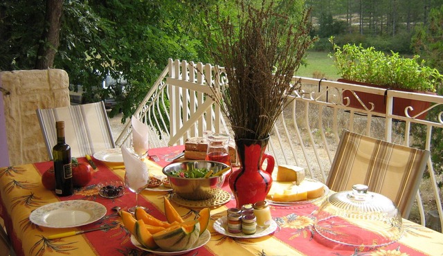 Maison provençale de caractère 3*jardin 6050m2 ; piscine au centre du village