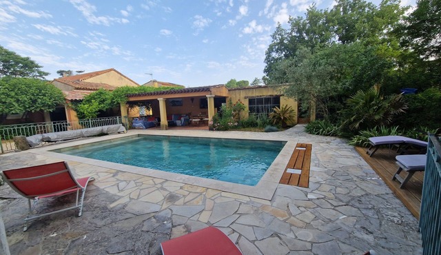 Maison Provençale Avec Jardin et Terrasses sur Terrain Privatif