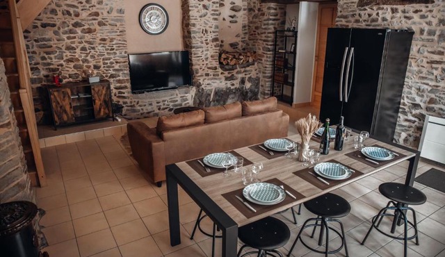 maison quartier médiéval au pied du château FOUGERES