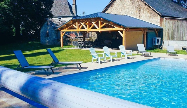 Maison Rénovée Avec Terrasse + Parc Avec Piscine Chauffée et Terrasse Couverte