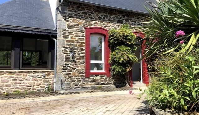 Maison Rénovée Dans un Charmant Village Central des Côtes D'armor