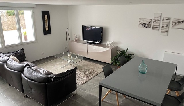 Maison Rénovée Entre Ville et Montagnes, Paisible, Randonnées à 5mn à Pied