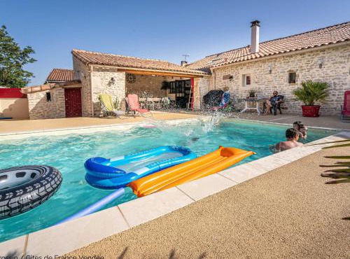 Maison rénovée pour 14 pers avec piscine chauffée, jardin, baby-foot, proche Puy du Fou et La Rochelle - FR-1-426-362