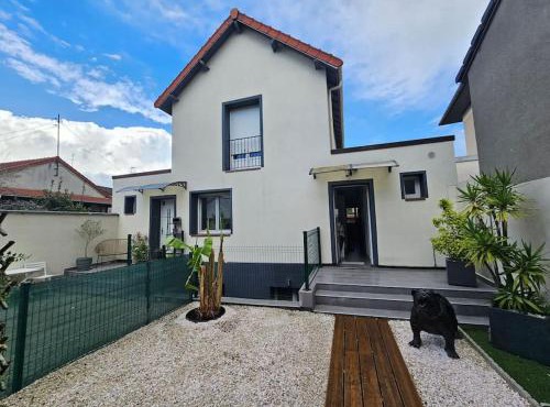 Maison récente avec jardin et terrasse, bien desservie