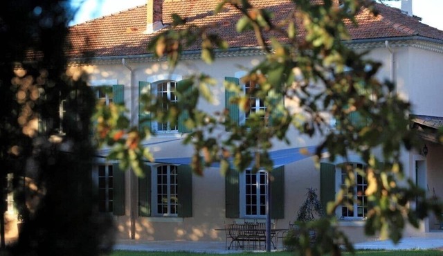 Maison 'R' -A genuine Provencal Bastide in middle of a vineyards with a pool