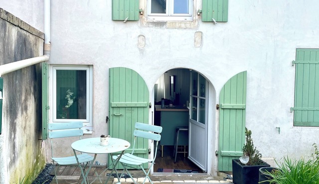 Maison Rhétaise in the heart of the village, close to the beach and shops.