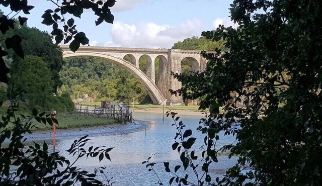 Maison Rose is in a lovely position in a quiet village on the River Rance, overlooking the marina