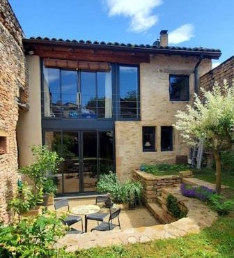 Maison romane avec jardin dans le centre de CLUNY