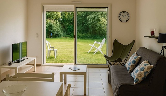 MAISON ROUGE LE PONANT: IN A PEACEFUL NEIGHBORHOOD NEAR THE BEACH AND PORT