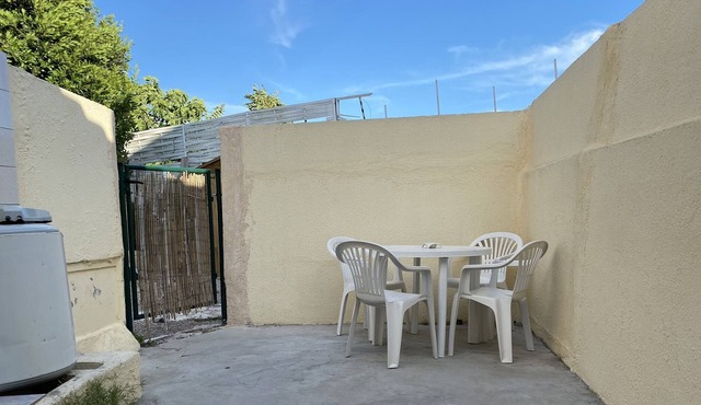 MAISON ROUGE-House-Apartment-Wet room-Street View