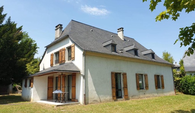 Maison rustique pyrénéenne, vue sur les montagnes