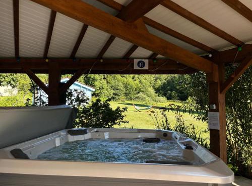 Maison spacieuse avec spa, ping-pong et baby-foot, idéale pour détente en famille - FR-1-589-828